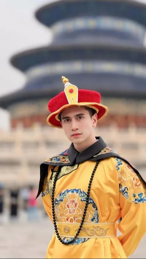 Dari potret-potret yang dibagikan di akun Instagram pribadinya, terlihat Verrell tampil memesona dengan balutan busana khas kerajaan Tiongkok zaman dulu.<br>