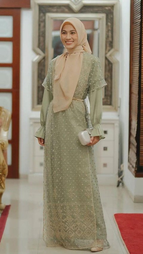 5 Kombinasi Model Baju Warna Sage Green, Padu Padan yang Cantik