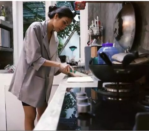 Portrait of the Kitchen at Aulia Sarah's House, the Actress of 'Badarawuhi di Desa Penari', Its Concept is Distinctive and Different from Others