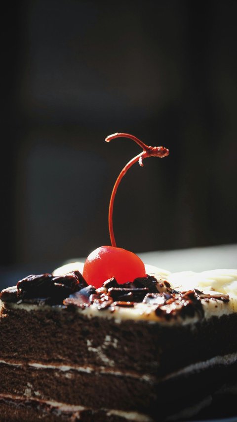 Cake Black Forest adalah salah satu karya kuliner populer di dunia. Dikenal dengan lapisan-lapisan cake cokelat lembut yang diselingi dengan krim, hiasan potongan ceri merah cerah serta taburan serutan cokelat, kue ini merupakan simbol kelezatan dan keanggunan dalam dunia kue.