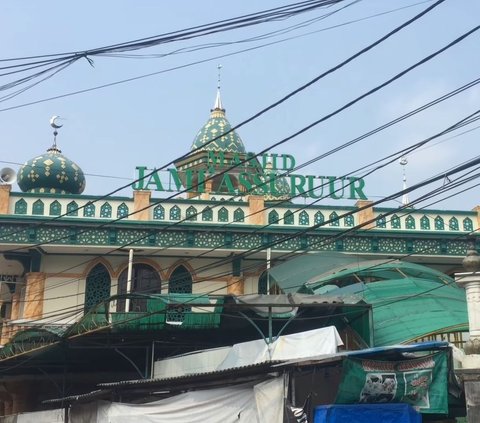 Sisi Unik Masjid Jami Assuruur Kebon Jeruk, Bangunannya Khas Belanda Berhias Kayu Jepara