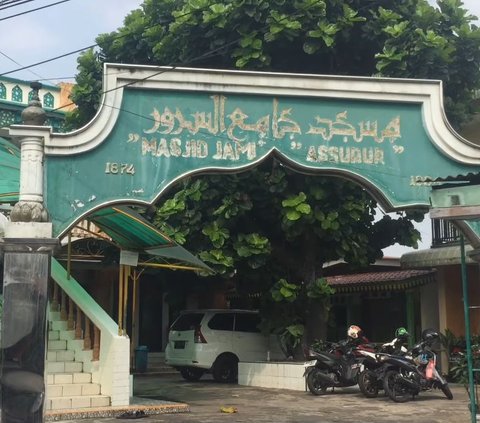 Sisi Unik Masjid Jami Assuruur Kebon Jeruk, Bangunannya Khas Belanda Berhias Kayu Jepara