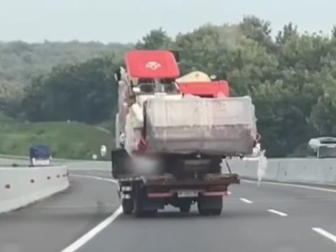 Dramatic! Viral Video of Heavy Equipment Truck Running Without a Driver on Kalikangkung Toll Road, Driver Falls and Chases
