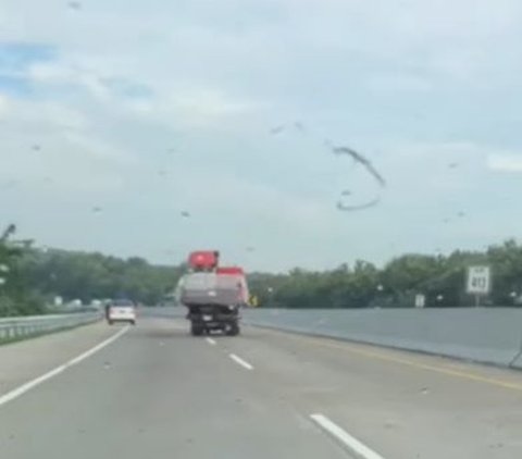 Dramatic! Viral Video of Heavy Equipment Truck Running Without a Driver on Kalikangkung Toll Road, Driver Falls and Chases