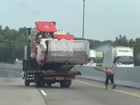 Dramatic! Viral Video of Heavy Equipment Truck Running Without a Driver on Kalikangkung Toll Road, Driver Falls and Chases