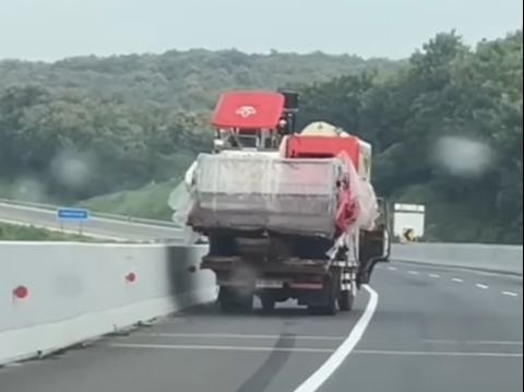 Dramatic! Viral Video of Heavy Equipment Truck Running Without a Driver on Kalikangkung Toll Road, Driver Falls and Chases