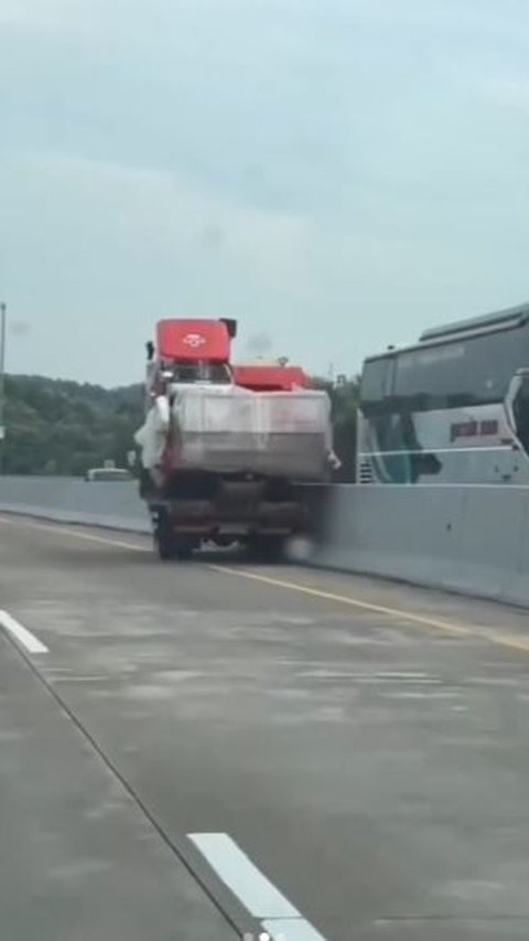 Viral Truk 'Auto Kemudi' di Tol Kalikangkung, Sopirnya Ngejar Sampai Jatuh Tersungkur, Endingnya Bikin Lega<br>