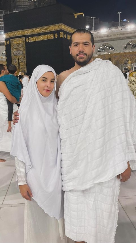 Potret Tasya Farasya saat Umrah di Tanah Suci Bersama Suami, Tampil Berhijab Bikin Pangling