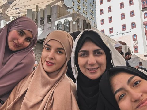 Potret Tasya Farasya saat Umrah di Tanah Suci Bersama Suami, Tampil Berhijab Bikin Pangling