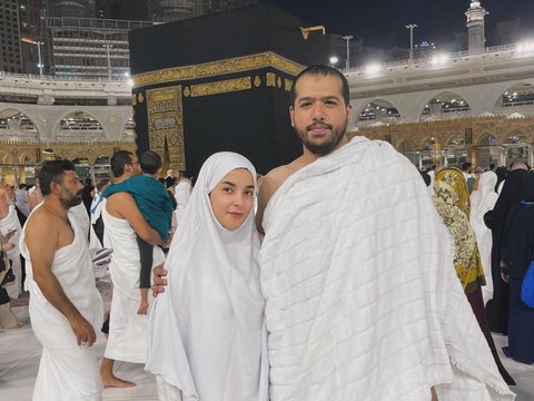 Potret Tasya Farasya saat Umrah di Tanah Suci Bersama Suami, Tampil Berhijab Bikin Pangling