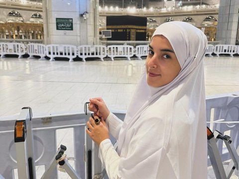 Potret Tasya Farasya saat Umrah di Tanah Suci Bersama Suami, Tampil Berhijab Bikin Pangling