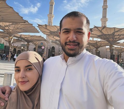 Potret Tasya Farasya saat Umrah di Tanah Suci Bersama Suami, Tampil Berhijab Bikin Pangling