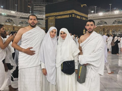 Potret Tasya Farasya saat Umrah di Tanah Suci Bersama Suami, Tampil Berhijab Bikin Pangling