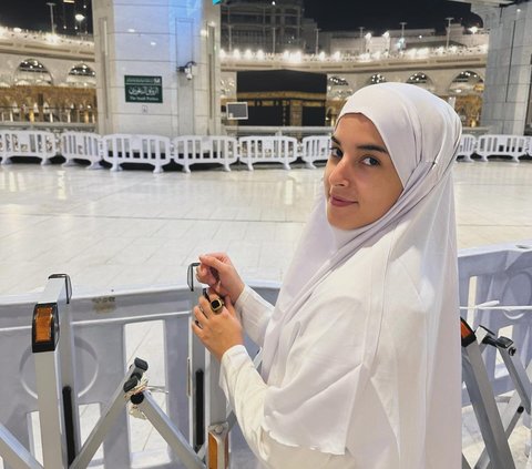 Potret Tasya Farasya saat Umrah di Tanah Suci Bersama Suami, Tampil Berhijab Bikin Pangling