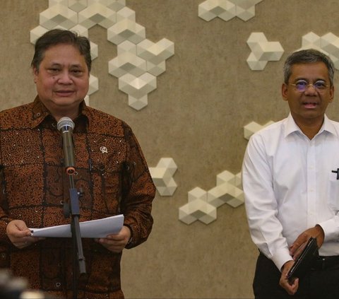 Menko bidang Perekonomian, Airlangga Hartarto bersama Wakil Menteri Keuangan, Suahasil Nazara memberikan keterangan terkait pelemahan nilai tukar rupiah terhadap dolar Amerika Serikat di  kantor Kemenko Perekonomian, Jakarta,  Kamis (18/4/2024). Merdeka.com/Arie Basuki