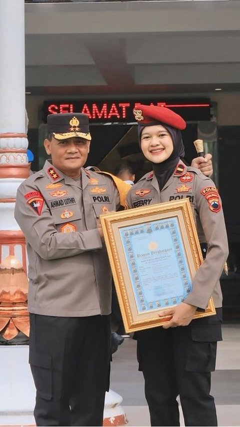 Selain cantik, Febry juga memiliki prestasi gemilang di kepolisian, yang sering kali diakui dengan berbagai penghargaan atas kinerjanya yang luar biasa.<br>