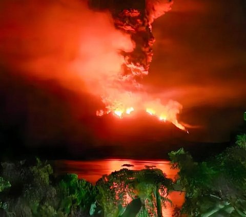 Gunung Ruang Masih Semburkan Abu Vulkanik, Kapal Perang TNI Dikerahkan Evakuasi Warga di Pulau Tagulandang