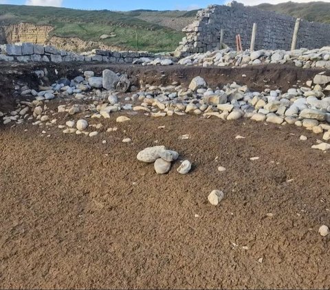 Bertualang di Pantai, Ayah dan Anak Temukan Tulang Manusia Purba, Awalnya Dikira Dinosaurus