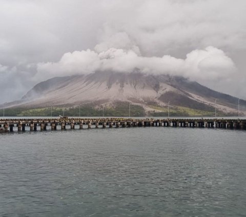 Foto yang dirilis Pusat Vulkanologi dan Mitigasi Bencana Geologi (PVMBG), pada Kamis (18/4/2024), memperlihatkan Gunung Ruang masih terus memuntahkan asap di Sitaro, Sulawesi Utara. Sejak Rabu (17/8) malam, PVMBG telah menaikkan status Gunung Ruang menjadi Level IV atau Awas, dari sebelumnya Level III atau Siaga. Foto: AFP/handout/PVMBG<br>