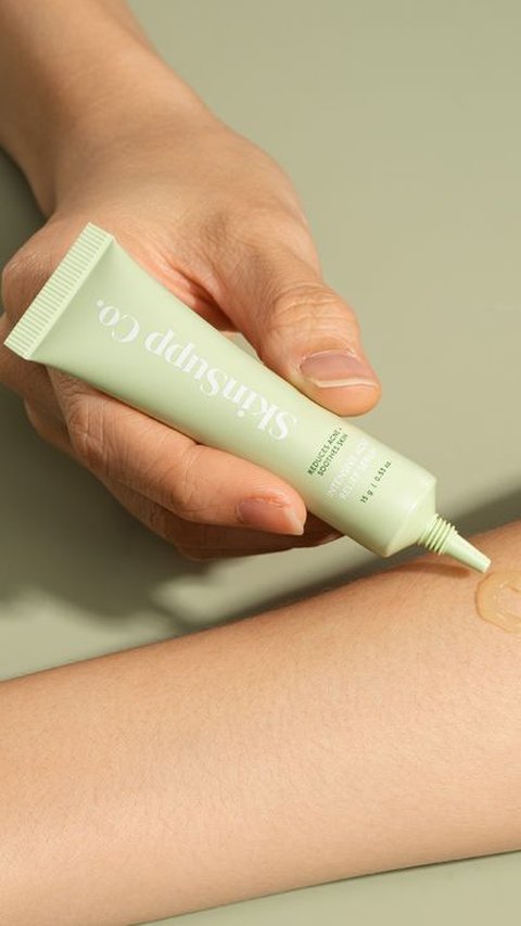 Manfaat niacinamide dalam  skincare untuk mencerahkan wajah dan cara untuk memilih skincare niacinamide dengan tepat.
