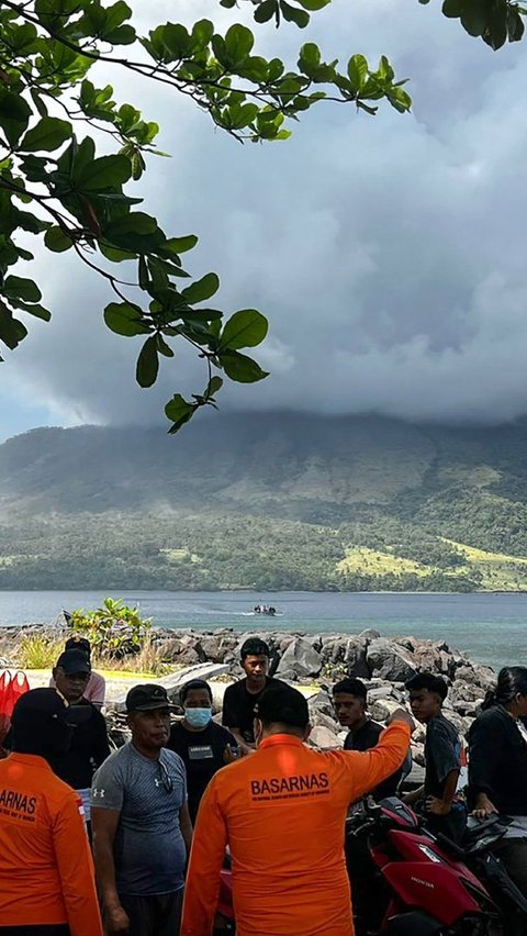 Hal ini membuat masyarakat dalam radius 6 km dari kawah Gunung Ruang diminta untuk mengungsi ke tempat lebih aman. Foto: AFP/Basarnas<br>