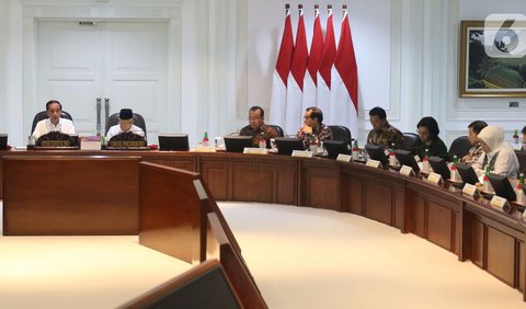 Presiden Joko Widodo (Jokowi) menggelar rapat internal bersama sejumlah menteri untuk membahas maraknya judi online.<br>