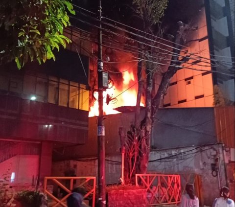Kebakaran hebat menimpa sebuah ruko di kawasan Jakarta Selatan, Kamis (18/4) malam hari.