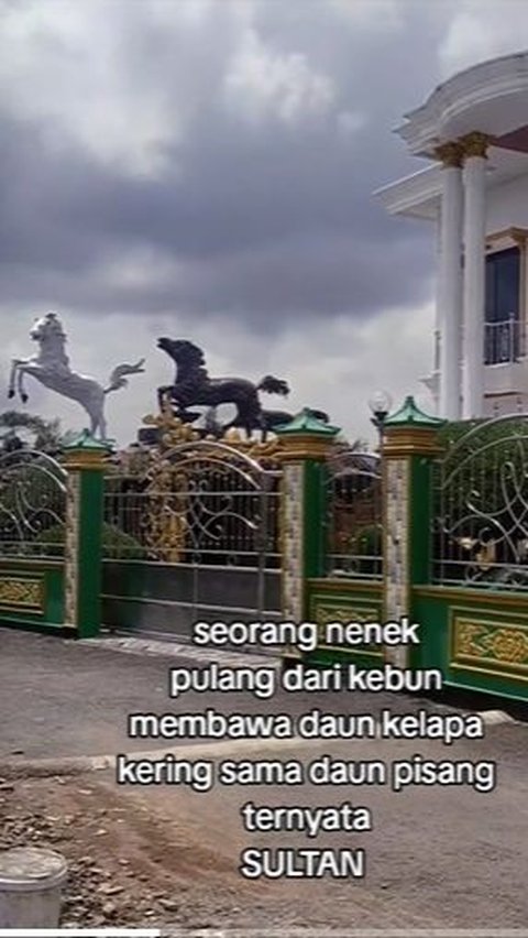 Even, the house has decorations of 2 pony horse statues, typical of rich people in soap operas.