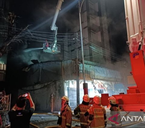 Kebakaran Hebat Ruko Frame di Mampang Prapatan, Api Baru Bisa Padam Jelang Subuh & 5 Orang Luka Bakar