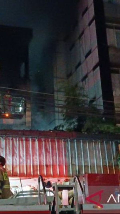 Kebakaran Hebat Ruko di Mampang Prapatan, Api Baru Bisa Padam Jelang Subuh & 5 Orang Luka Bakar