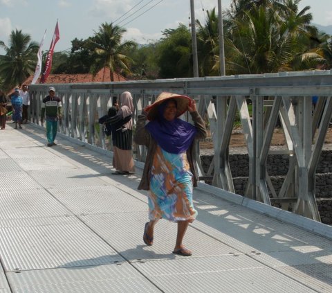 Jembatan baru dibangun sebagai pengganti jembatan sebelumnya yang juga roboh akibat banjir pada Juli 2023 lalu.