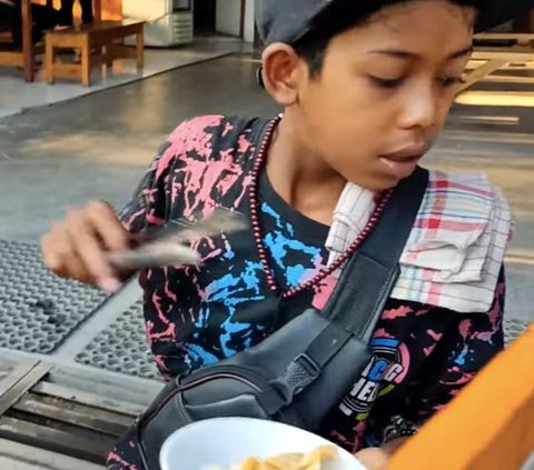 Dunia Memang Keras, Anak Usia 13 Tahun Jualan Bakso Keliling Dapat Komisi Segini Jika Dagangannya Habis