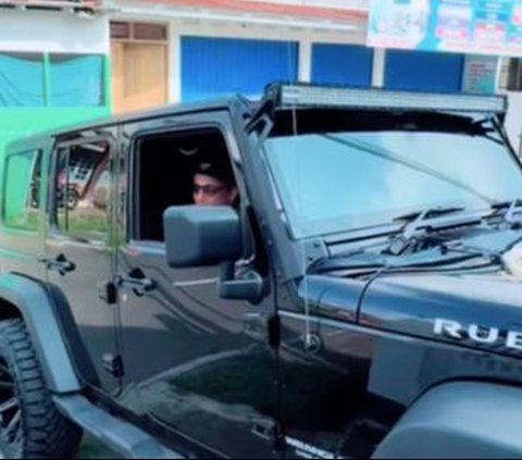 Di Desa Juga Banyak Sultan, Momen Kades Hoho Alkaf Ngantor Pakai Mobil Robicon Jadi Sorotan