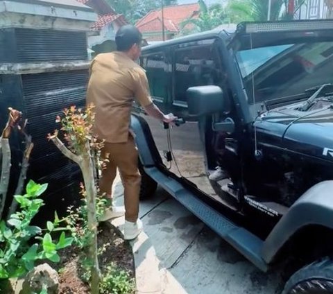 Di Desa Juga Banyak Sultan, Momen Kades Hoho Alkaf Ngantor Pakai Mobil Robicon Jadi Sorotan