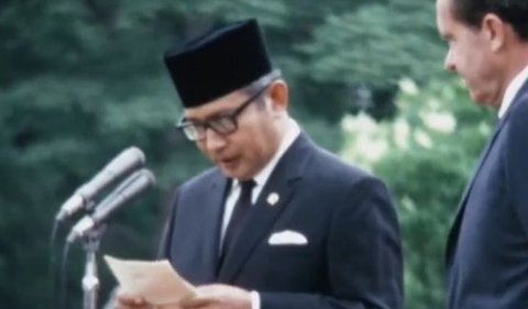 Di hadapan ratusan orang, Soeharto juga terlihat sempat menyampaikan sambutannya.