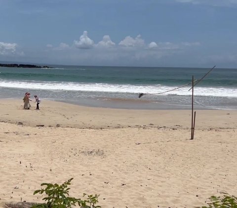 Indahnya Pantai Legon Pari, Bersih dari Sampah dan Pasirnya Putih