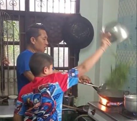 Funny Moment of Children and Father Cooking in the Kitchen, Only 16% of Kangkung Vegetables Entered the Pan, the Rest Became a Lesson