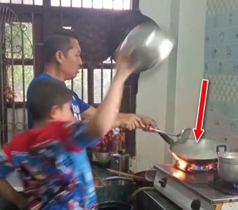 Funny Moment of Children and Father Cooking in the Kitchen, Only 16% of Kangkung Vegetables Entered the Pan, the Rest Became a Lesson