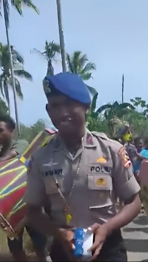 Jadi Abdi Negara Pertama dari Kampungnya, Anggota Polisi ini Pulang Kampung Dijemput Orang Sekampung<br>