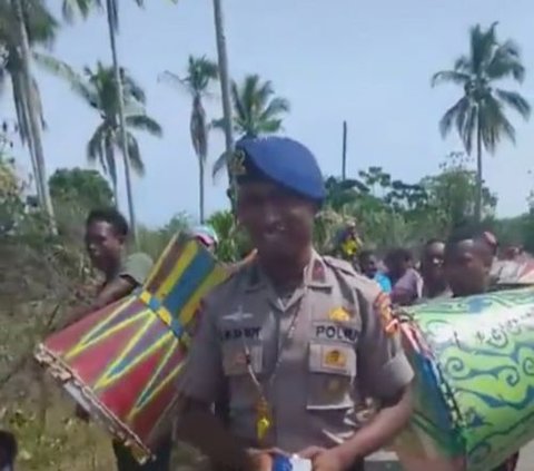 Jadi Abdi Negara Pertama dari Kampungnya, Anggota Polisi ini Pulang Kampung Dijemput Orang Sekampung