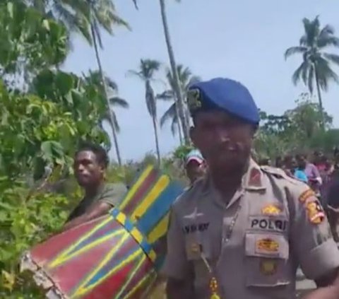 Jadi Abdi Negara Pertama dari Kampungnya, Anggota Polisi ini Pulang Kampung Dijemput Orang Sekampung