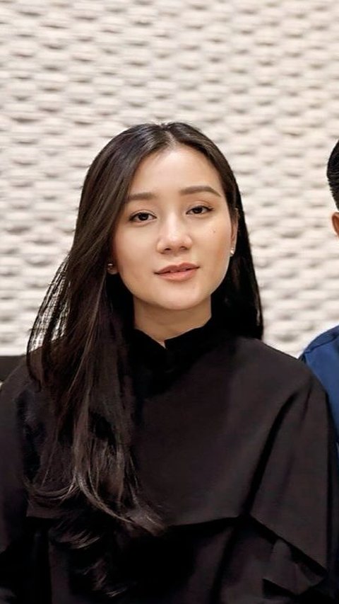 Portrait of Elegant Style of Yusril Ihza Mahendra's Japanese-Filipino Wife