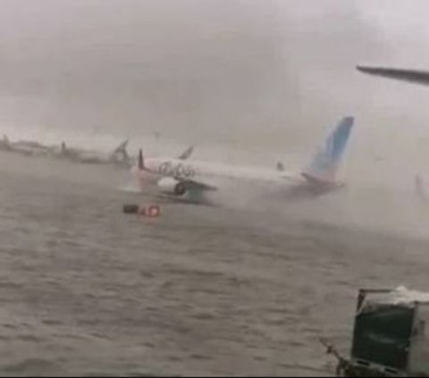 VIDEO Orang-Orang Kaya Dubai Main Jetski di Atas Genangan Banjir