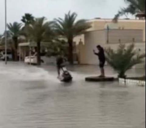 VIDEO Orang-Orang Kaya Dubai Main Jetski di Atas Genangan Banjir