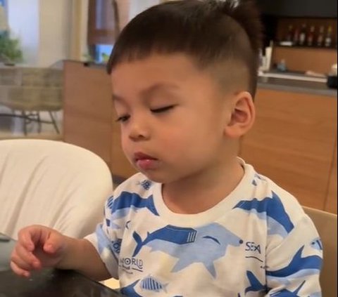 Funny Moment of Nikita Willy's Son Eating While Sleeping