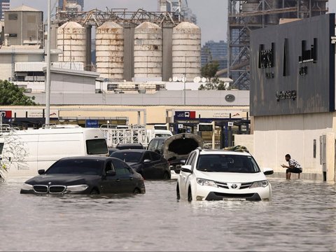 Viral of Men Taking Jet Ski and Canoe for a Spin on the Flooded Streets ...