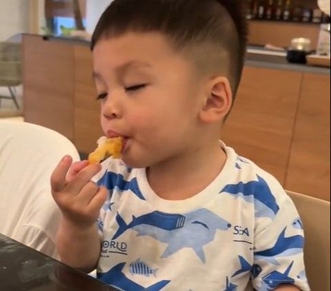 Funny Moment of Nikita Willy's Son Eating While Sleeping