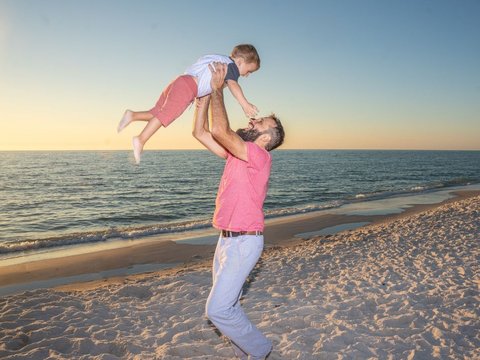 Kata Bijak Ayah untuk Anak Laki-Laki: Hormati Wanita