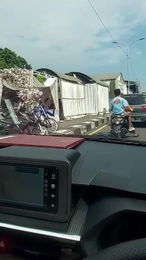 Viral! Main Road for Homecoming Route Closed, Thought There Was Something But Turns Out Some of It Used for Wedding Party Tents and Entertainment Stage