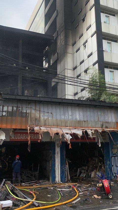 Cerita Pilu dari Mampang, Sekeluarga Tewas Terjebak di Atas Kobaran Api Kepung Lantai Bawah